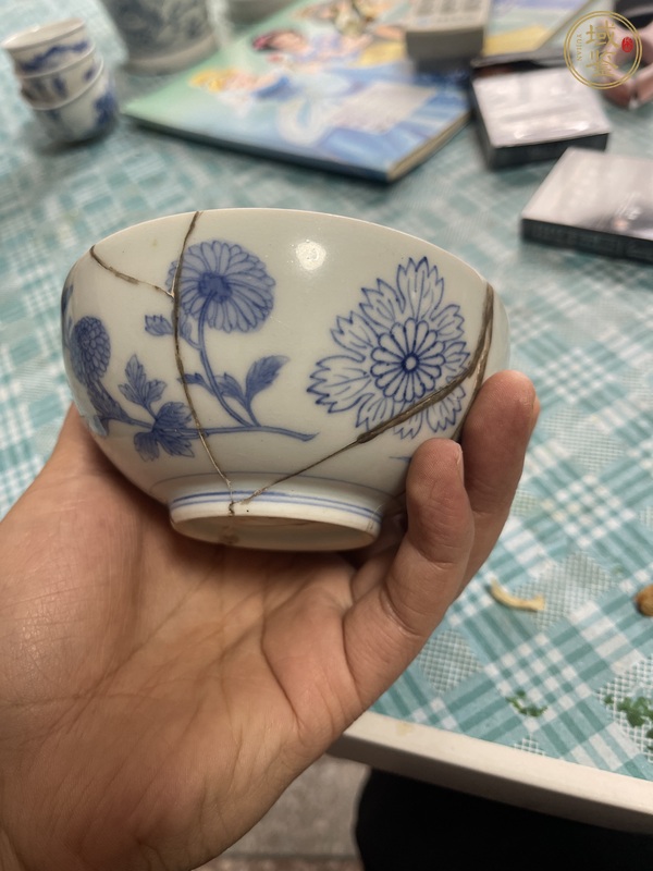 古玩陶瓷日本江戶青花花卉紋茶碗真品鑒賞圖