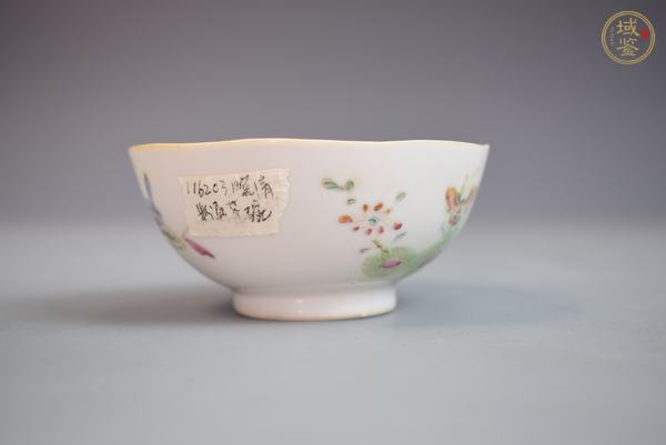 古玩陶瓷粉彩蝶戀花茶碗真品鑒賞圖