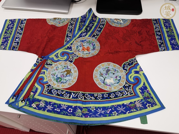 古玩雜項(xiàng)刺繡女服真品鑒賞圖