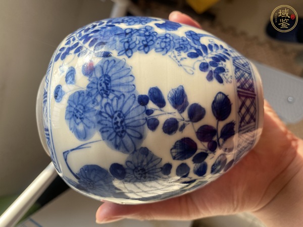 古玩陶瓷日本明治青花花卉紋罐真品鑒賞圖