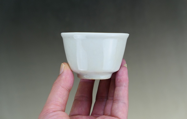 古玩陶瓷清代.甜白釉唇口杯(喝茶利器)拍賣,當前價格66元