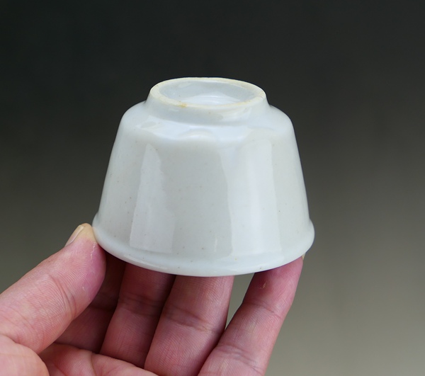 古玩陶瓷清代.甜白釉唇口杯(喝茶利器)拍賣,當前價格66元