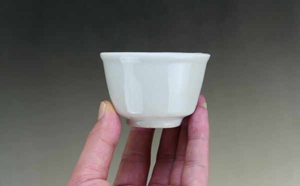 古玩陶瓷清代.甜白釉唇口杯(喝茶利器)拍賣,當前價格66元