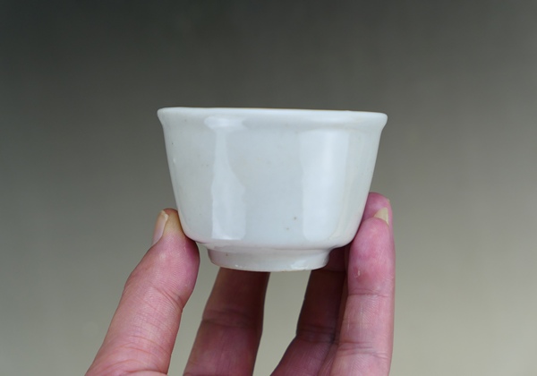 古玩陶瓷清代.甜白釉唇口杯(喝茶利器)拍賣,當前價格66元