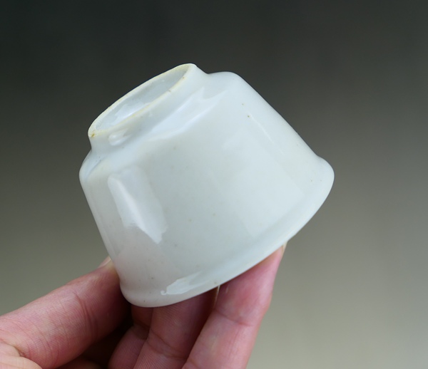 古玩陶瓷清代.甜白釉唇口杯(喝茶利器)拍賣,當前價格66元