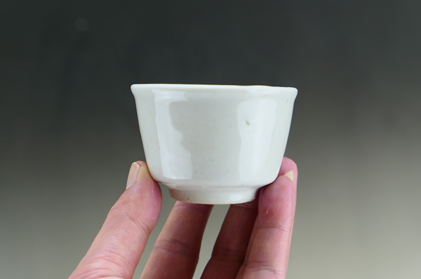 古玩陶瓷清代.甜白釉唇口杯(喝茶利器)拍賣,當前價格66元