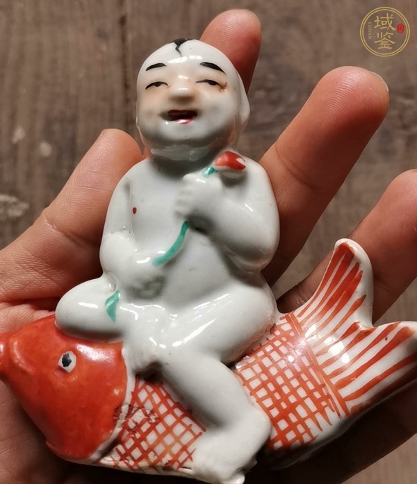 古玩陶瓷礬紅童子魚瓷塑像真品鑒賞圖