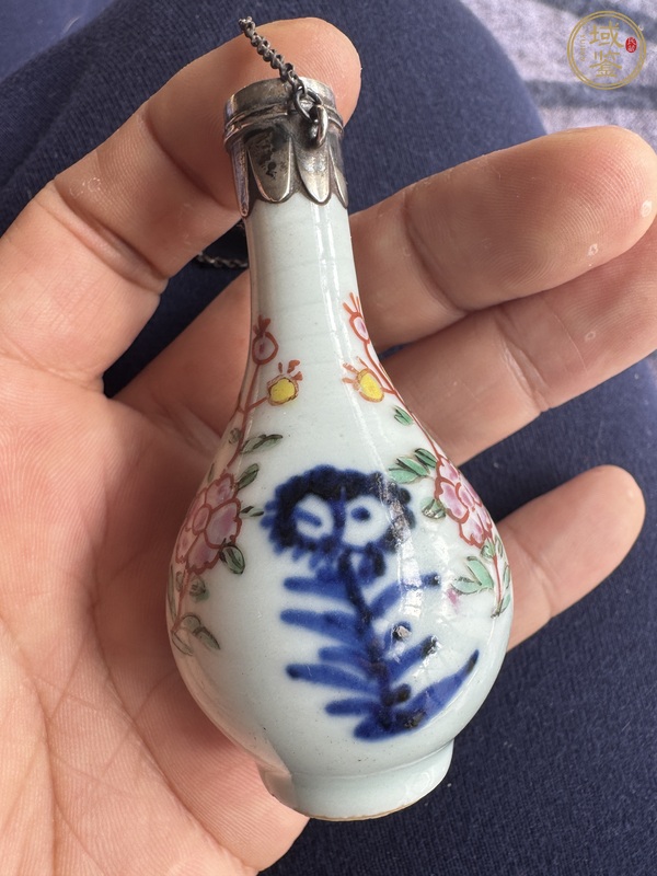 古玩陶瓷青花粉彩花卉紋小瓶真品鑒賞圖