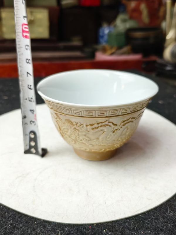 古玩陶瓷黃釉刻花龍紋杯拍賣(mài)，當(dāng)前價(jià)格298元