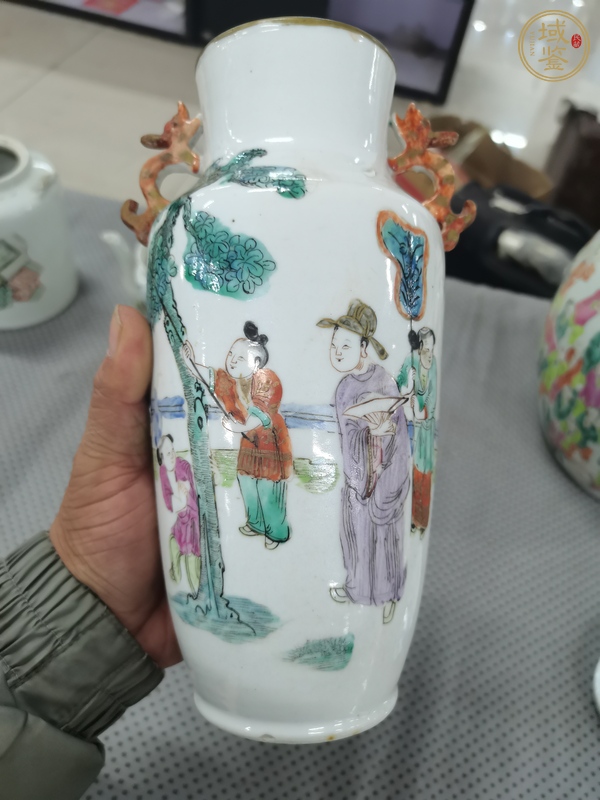 古玩陶瓷人物粉彩瓶真品鑒賞圖