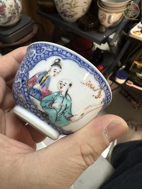 古玩陶瓷青花花卉開窗粉彩人物杯真品鑒賞圖