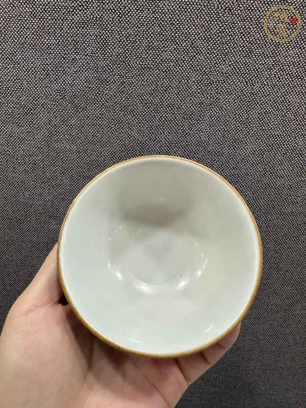 古玩陶瓷清乾隆時期軋道粉彩皮球花茶圓真品鑒賞圖