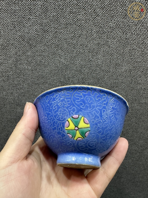 古玩陶瓷清乾隆時期軋道粉彩皮球花茶圓真品鑒賞圖