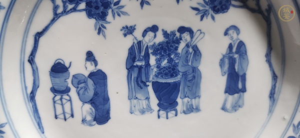 古玩陶瓷青花仕女人物圖折沿盤真品鑒賞圖