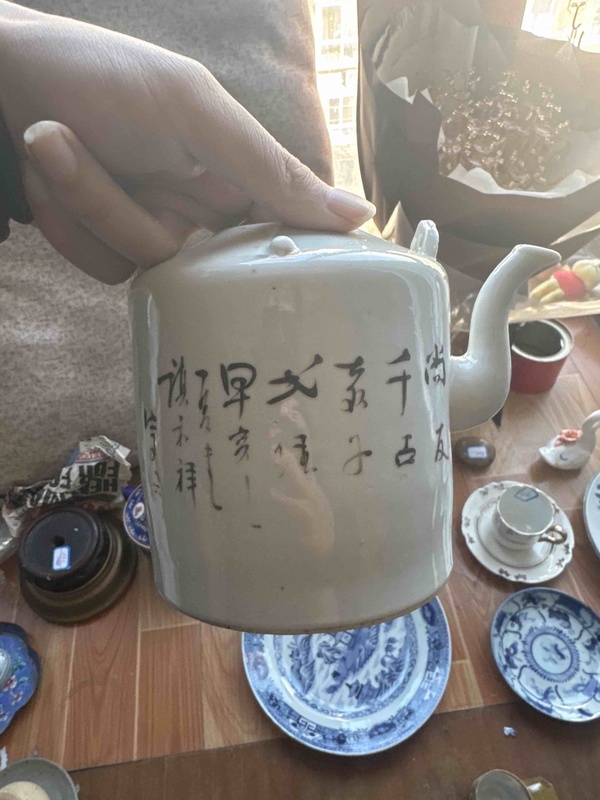 古玩轉(zhuǎn)賣淺降彩人物故事紋提梁壺拍賣，當(dāng)前價格386元