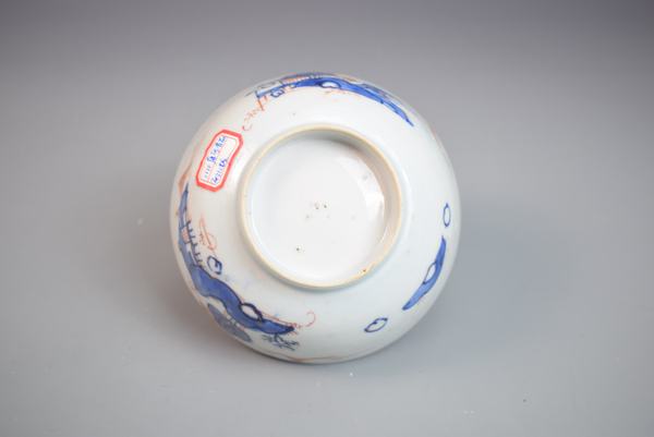 古玩陶瓷清中早期青花礬紅通景山水紋碗拍賣,當(dāng)前價格600元