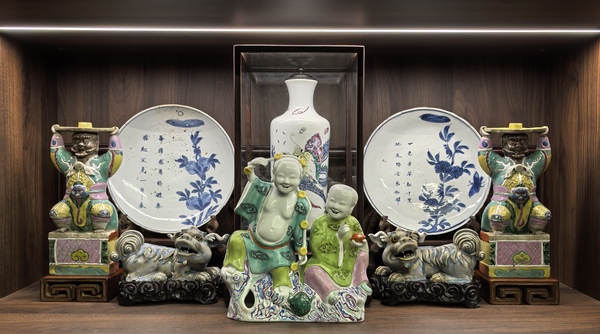 古玩陶瓷雍正粉彩胡人獻寶造型燭臺(一對)拍賣,當前價格18888元