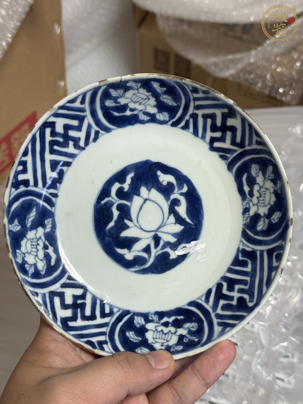 古玩陶瓷花卉紋青花盤真品鑒賞圖