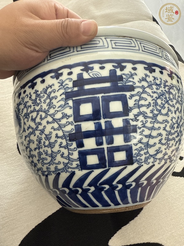 古玩陶瓷纏枝花囍字紋青花缸真品鑒賞圖