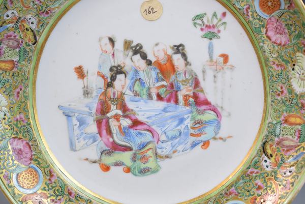 古玩陶瓷清晚期廣彩人物故事紋盤拍賣,當(dāng)前價(jià)格700元