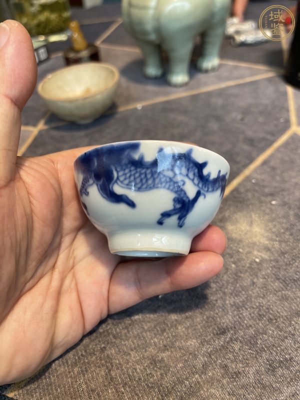 古玩陶瓷過墻龍紋青花杯真品鑒賞圖