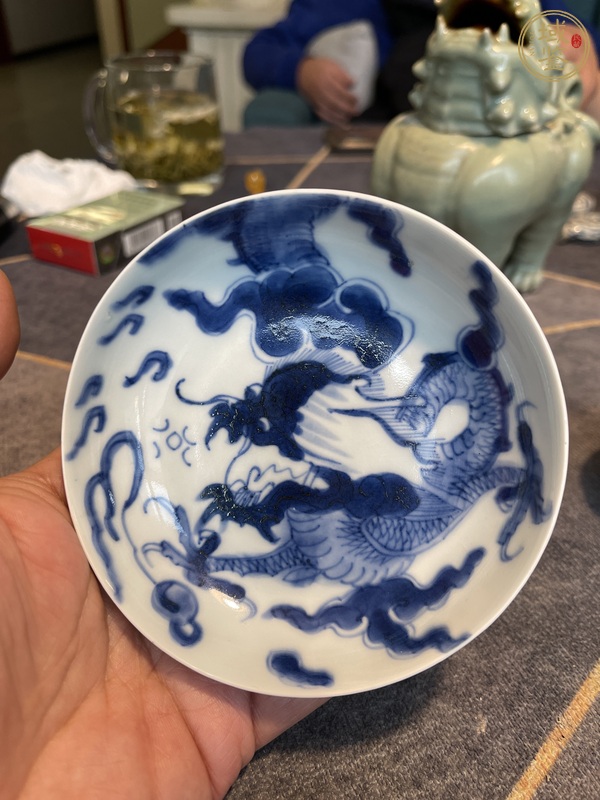 古玩陶瓷過墻龍紋青花杯真品鑒賞圖