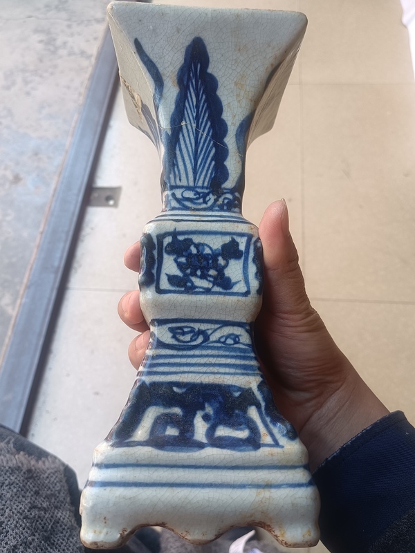 古玩陶瓷青花芭蕉紋四方花觚,當(dāng)時(shí)仿古作品拍賣,當(dāng)前價(jià)格6000元