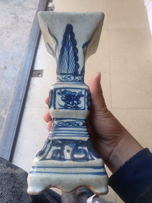 古玩陶瓷青花芭蕉紋四方花觚,當(dāng)時(shí)仿古作品拍賣,當(dāng)前價(jià)格6000元