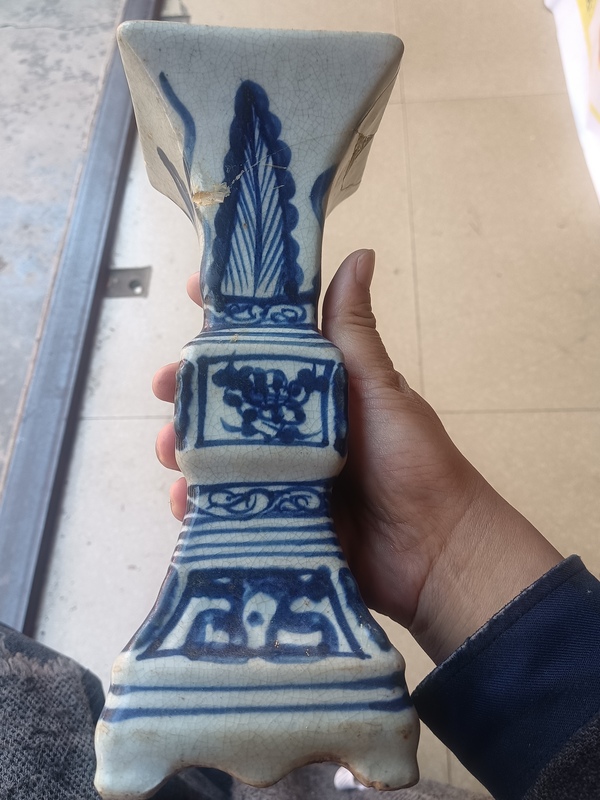 古玩陶瓷青花芭蕉紋四方花觚,當(dāng)時(shí)仿古作品拍賣,當(dāng)前價(jià)格6000元
