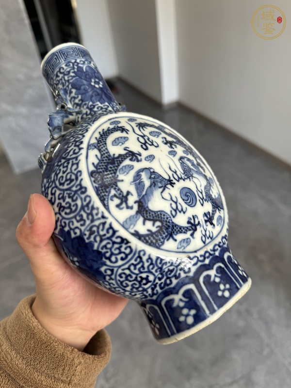 古玩陶瓷青花趕珠龍紋抱月瓶真品鑒賞圖