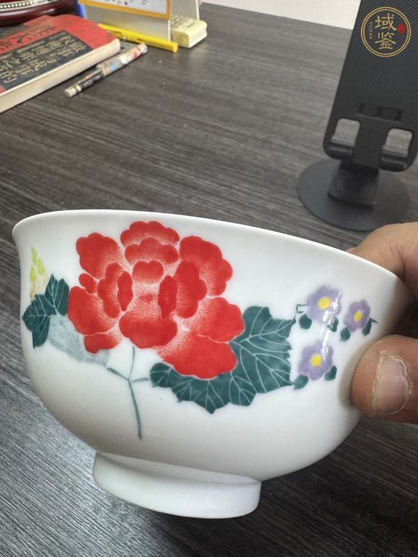 古玩陶瓷貼花花卉紋茶碗真品鑒賞圖