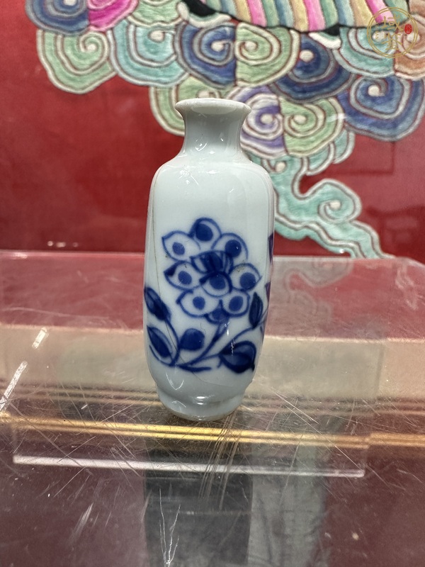 古玩陶瓷青花花卉紋小瓶真品鑒賞圖