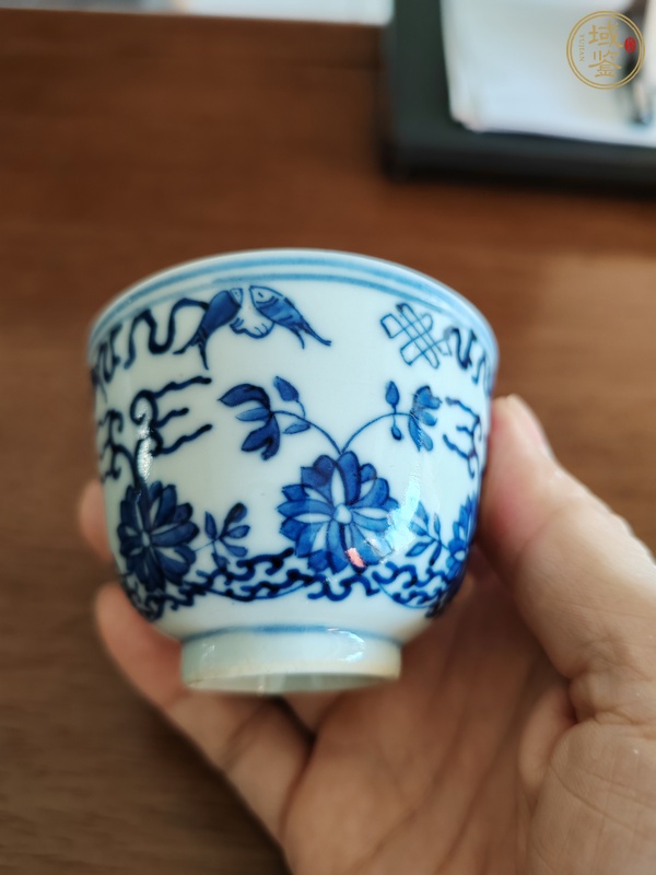 古玩陶瓷青花纏枝花卉紋仰鐘杯真品鑒賞圖