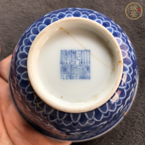 古玩陶瓷乾隆官·青花留白趕珠龍紋碗 真品鑒賞圖