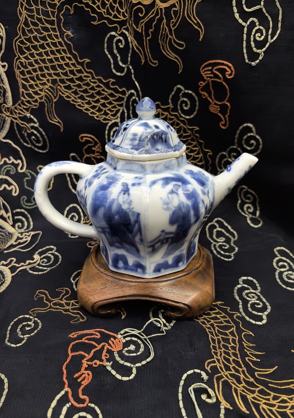 古玩陶瓷康熙青花仕女人物八棱茶壺拍賣,當前價格8888元