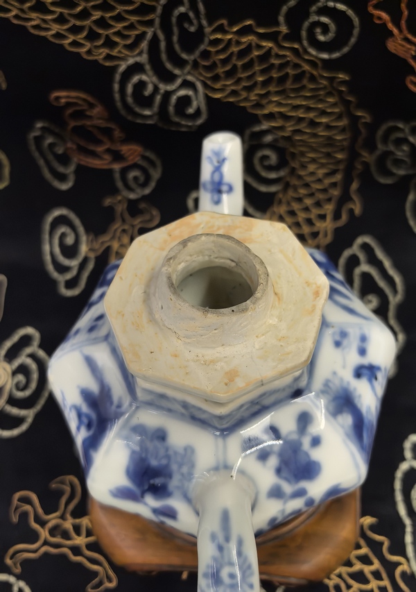 古玩陶瓷康熙青花仕女人物八棱茶壺拍賣,當前價格8888元