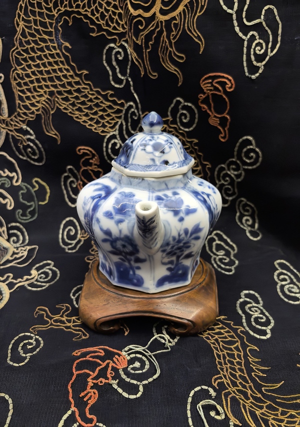古玩陶瓷康熙青花仕女人物八棱茶壺拍賣,當前價格8888元