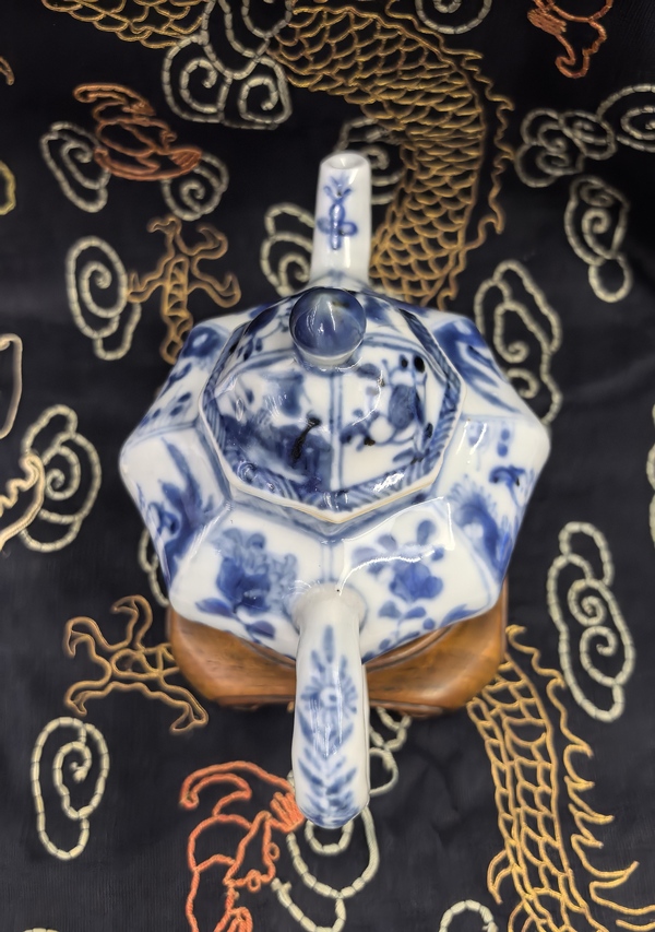 古玩陶瓷康熙青花仕女人物八棱茶壺拍賣,當前價格8888元