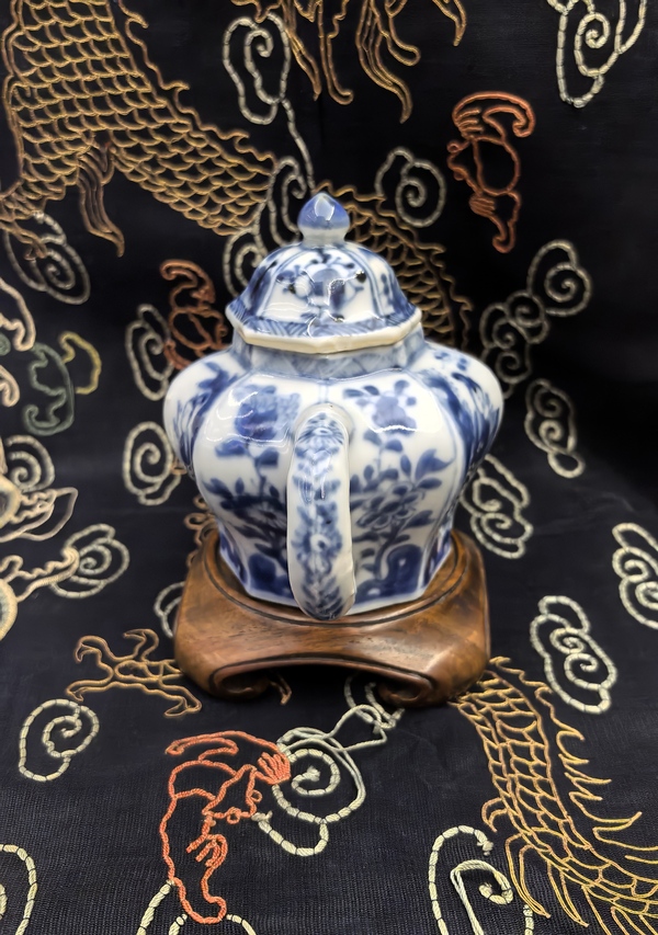 古玩陶瓷康熙青花仕女人物八棱茶壺拍賣,當前價格8888元
