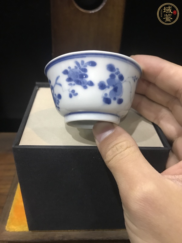 古玩陶瓷花卉紋青花杯真品鑒賞圖