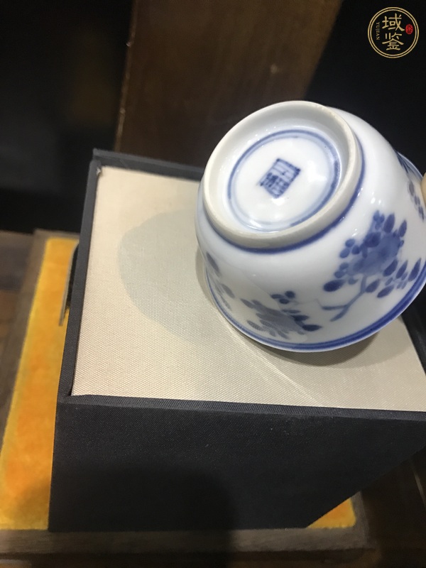 古玩陶瓷花卉紋青花杯真品鑒賞圖