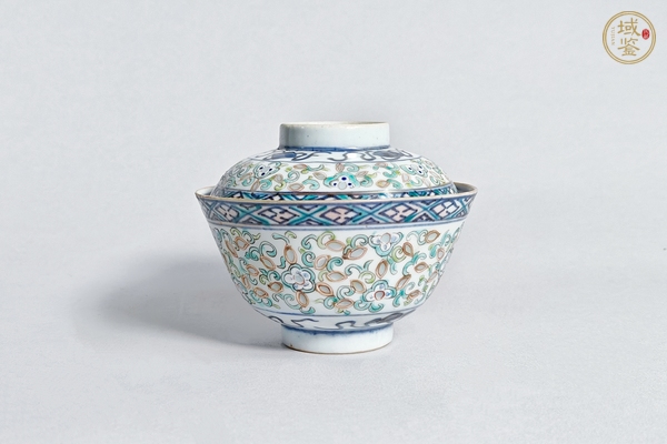 古玩陶瓷民國(guó)·青花加彩玲瓏瓷纏枝蓮紋蓋碗真品鑒賞圖