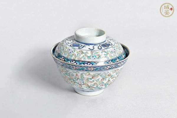 古玩陶瓷民國(guó)·青花加彩玲瓏瓷纏枝蓮紋蓋碗真品鑒賞圖