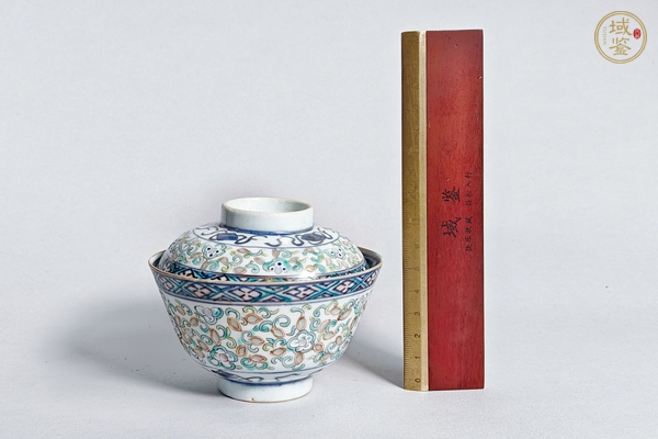 古玩陶瓷民國(guó)·青花加彩玲瓏瓷纏枝蓮紋蓋碗真品鑒賞圖