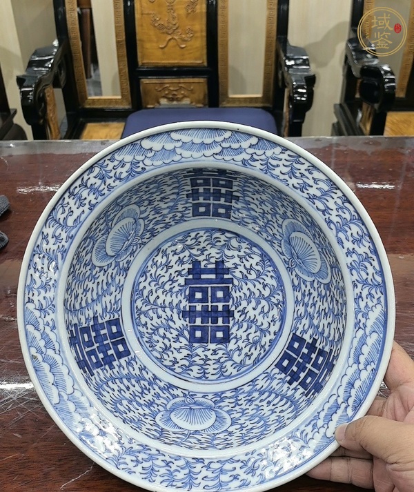 古玩陶瓷青花淡描花卉紋折沿盆真品鑒賞圖