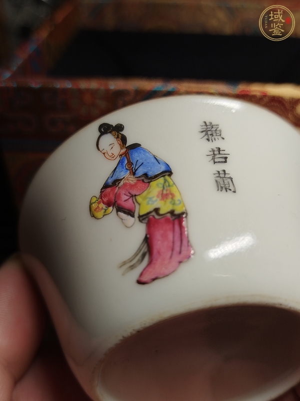 古玩陶瓷粉彩無雙譜人物馬蹄杯真品鑒賞圖