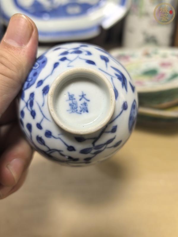 古玩陶瓷日本明治青花蝴蝶紋杯真品鑒賞圖