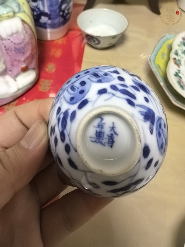 古玩陶瓷日本明治青花蝴蝶紋杯真品鑒賞圖