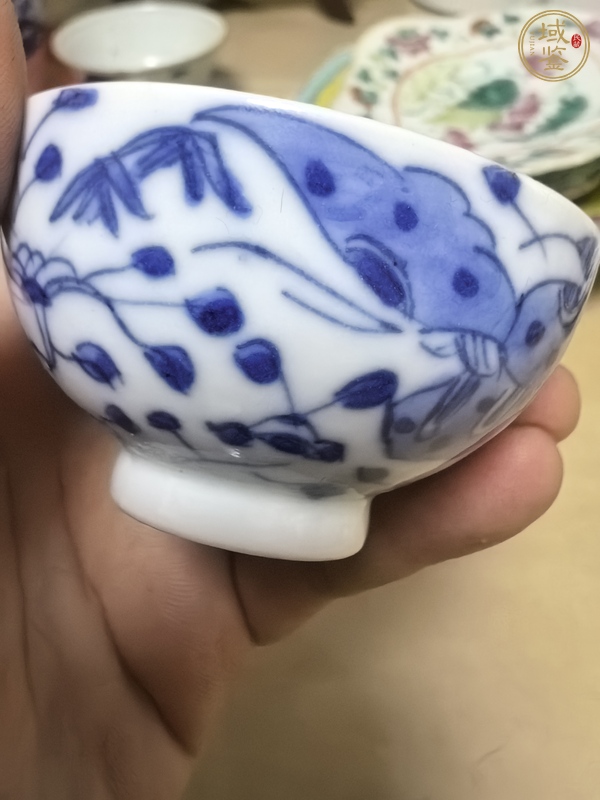 古玩陶瓷日本明治青花蝴蝶紋杯真品鑒賞圖