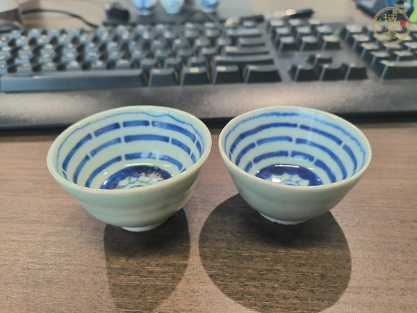 古玩陶瓷外豆青釉內(nèi)青花杯真品鑒賞圖